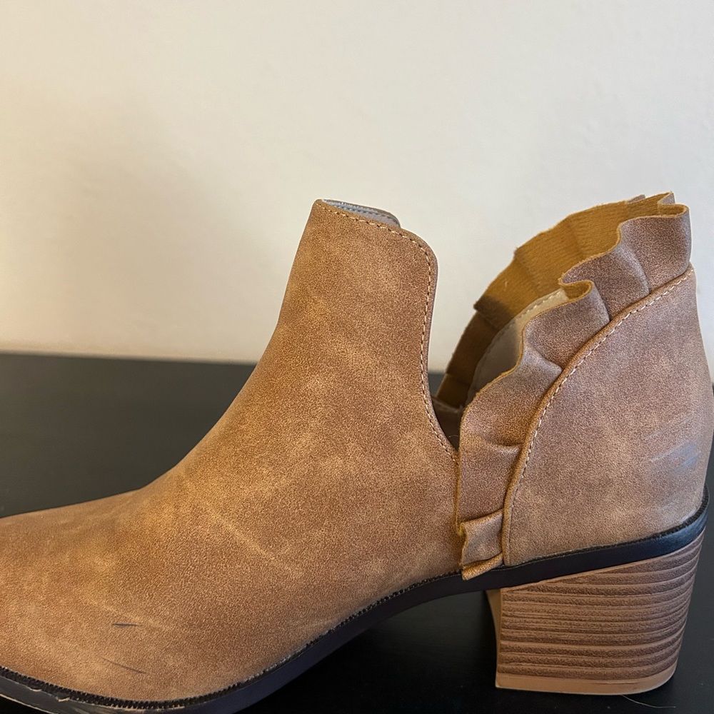 Tan ankle boots with scalloped ankle back - Picture 3 of 6
